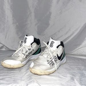 Youth Size 6 Nike Kyrie Flytrap II